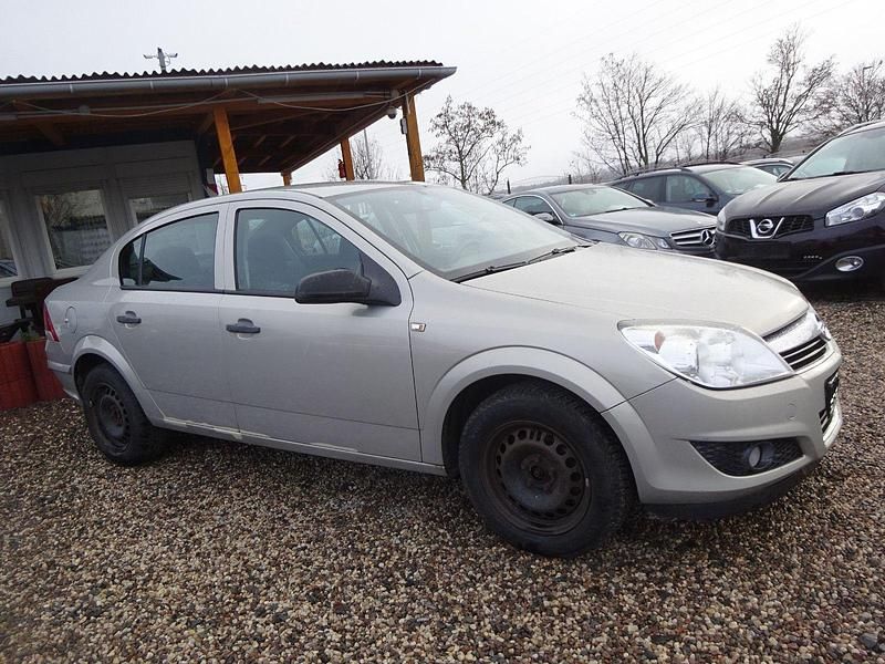 Używany Opel Astra Edition 116 KM (85 kW) 2009 Szary Sedan/Limuzyna