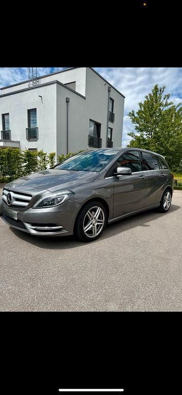 Grau Gebraucht 2013 Mercedes B200 Edition 1 Van / Kleinbus | 13.500 € (Fairer Preis) - Bild 1/4