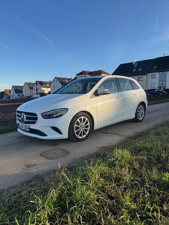 Weiß Gebraucht 2020 Mercedes B180 Business Van / Kleinbus | 21.800 € (Guter Preis) - Bild 1/4