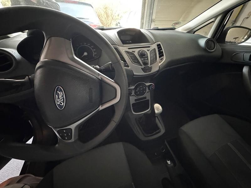 Grau Gebraucht 2013 Ford Fiesta Kleinwagen | 2.700 € - Bild 1/4