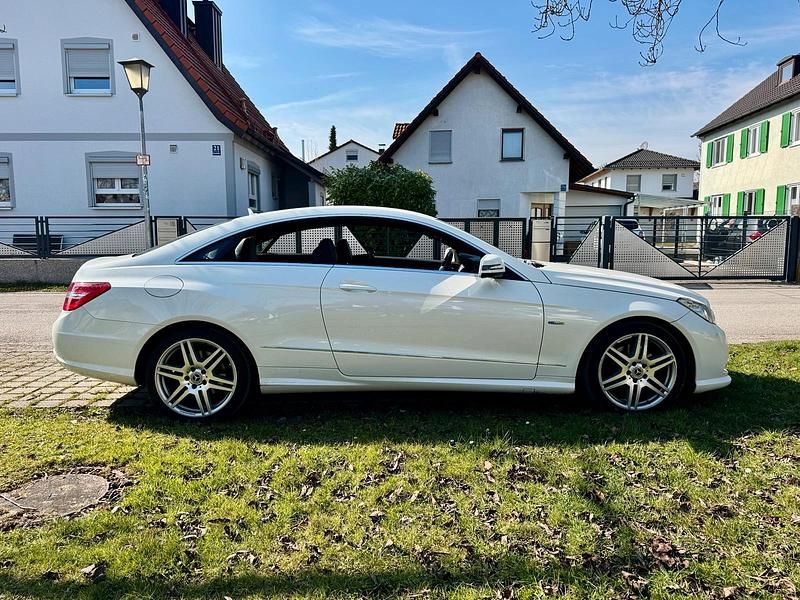 Gebraucht Mercedes E200 AMG line 184 PS (135 kW) 2011 Weiß Coupé