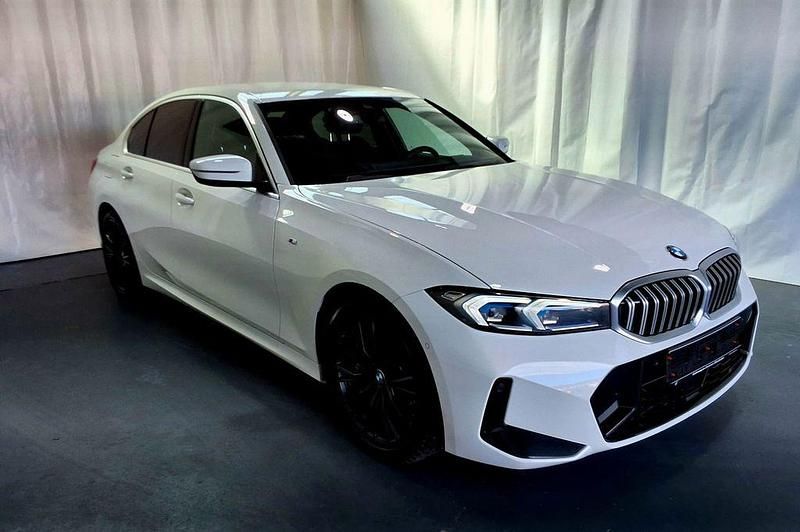 Weiß Gebraucht 2024 BMW 330 M Sport Limousine | 41.999 € (Fairer Preis) - Bild 1/4