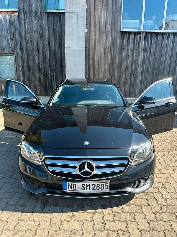 Schwarz Gebraucht 2016 Mercedes 190 Limousine | 17.800 € - Bild 1/4