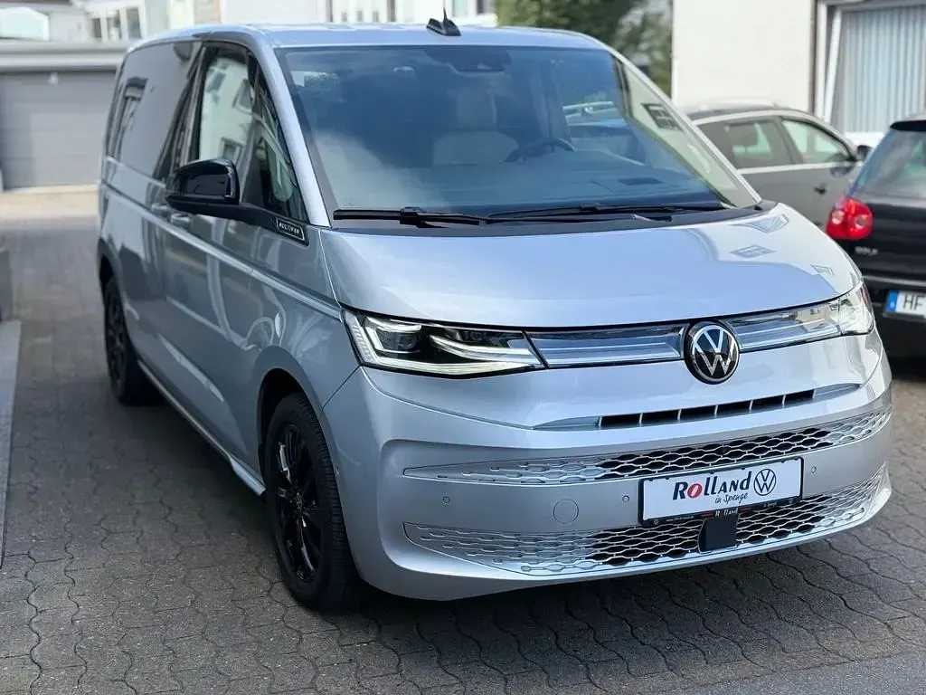 Używany VW T7 Style 150 KM (110 kW) 2024 Srebrny Van