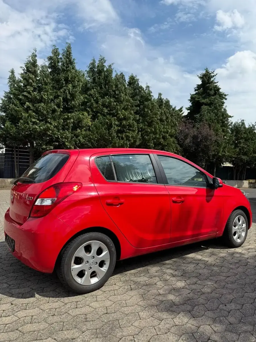 Gebraucht Hyundai i20 77 PS (56 kW) 2012 Rot Kleinwagen