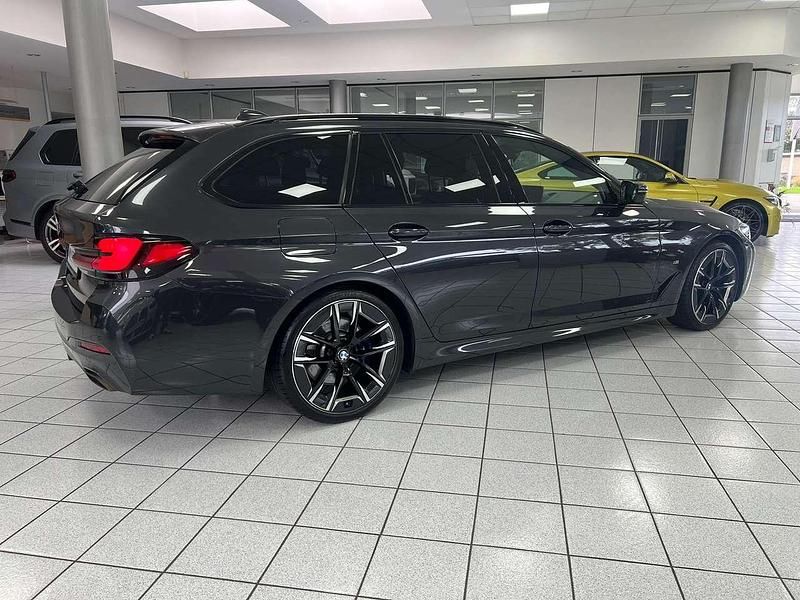 Gebraucht BMW 530 M Sport 286 PS (210 kW) 2024 Sophistograu brillanteffekt Kombi
