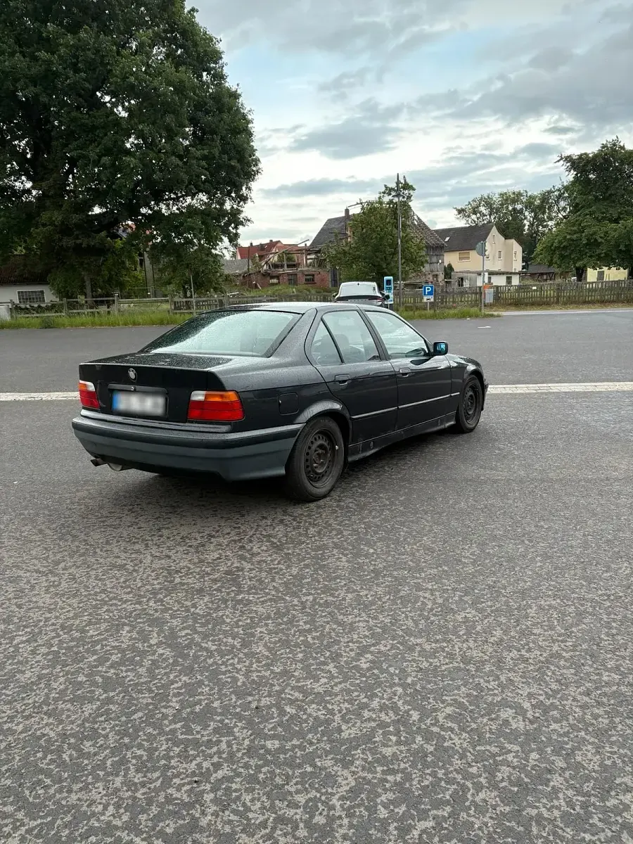 Gebraucht BMW 316 99 PS (72 kW) 1990 Schwarz Limousine