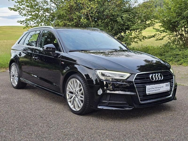 Brillantschwarz (metallic) Gebraucht 2018 Audi A3 Sportback S-Line Limousine | 17.990 € (Fairer Preis) - Bild 1/4