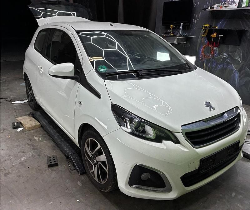 Weiß Gebraucht 2014 Peugeot 108 Kleinwagen | 4.000 € (Guter Preis) - Bild 1/4