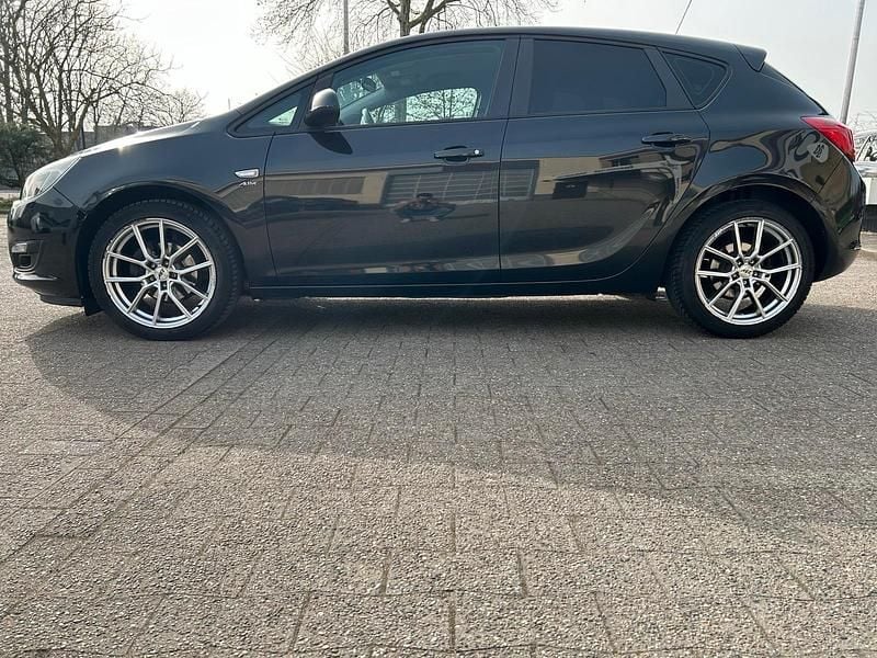 Gebraucht Opel Astra 122 PS (89 kW) 2013 Schwarz Limousine