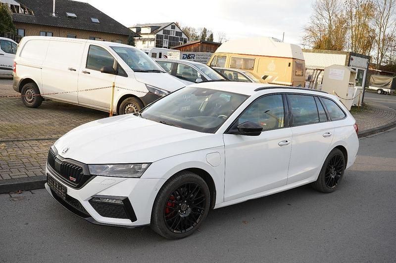 Weiß Gebraucht 2022 Skoda Octavia RS Kombi | 27.800 € (Guter Preis) - Bild 1/4