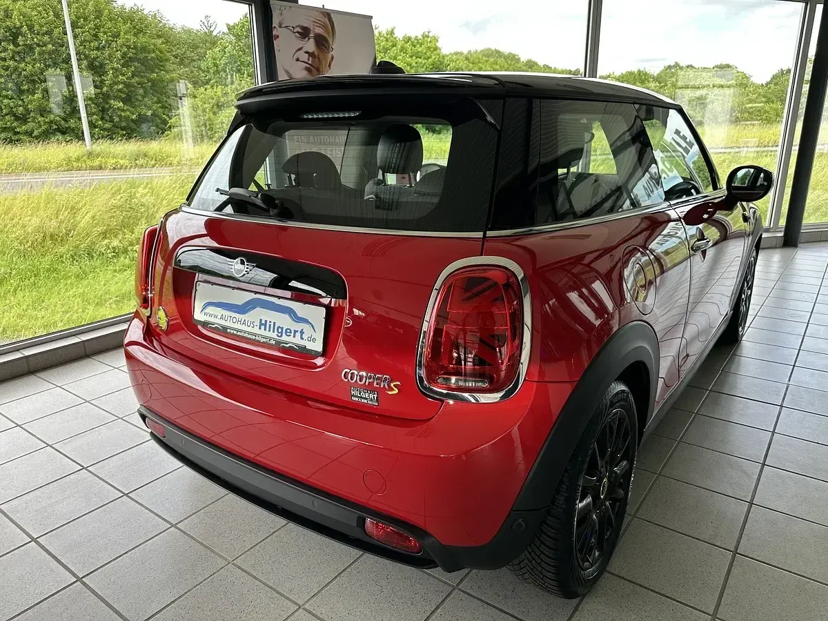 Gebraucht Mini Cooper SE Classic 135 kW (184 PS) 2023 Rot Kleinwagen