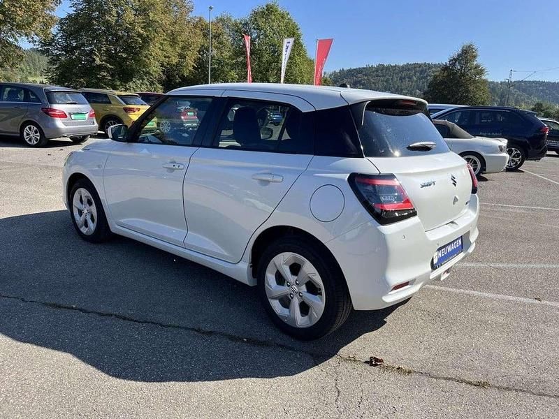 Neu Suzuki Swift Comfort 83 PS (61 kW) 2025 Pure white pearl metallic Kleinwagen