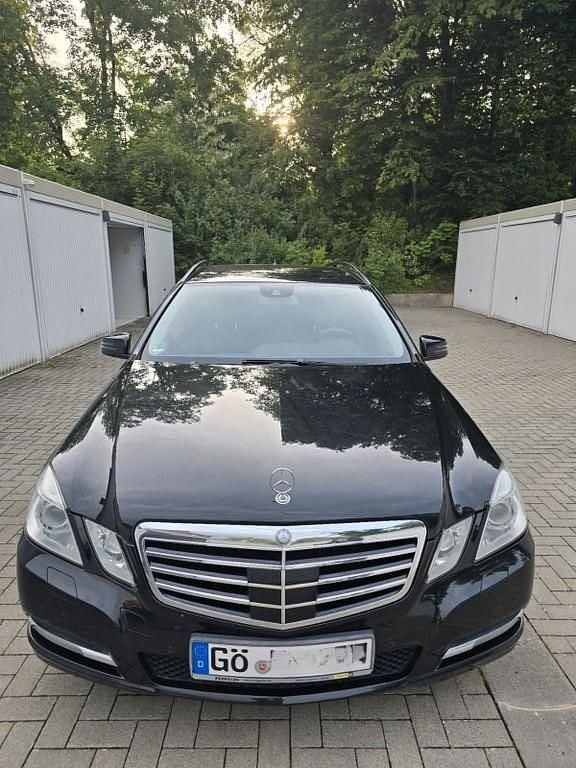 Second-hand Mercedes E250 204 CP (150 kW) 2010 Negru Berlinǎ