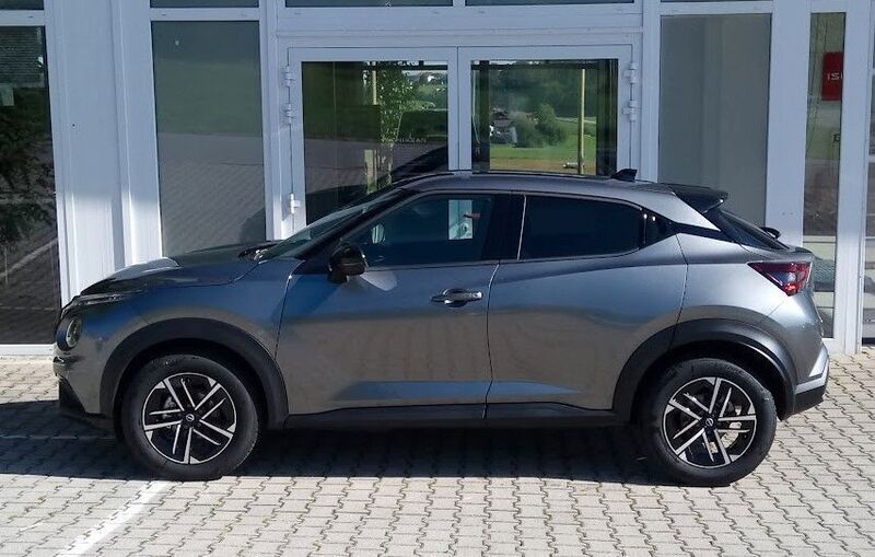 Dark grey metallic Gebraucht 2024 Nissan Juke N-Connecta SUV | 24.290 € (Etwas zu teuer) - Bild 1/4