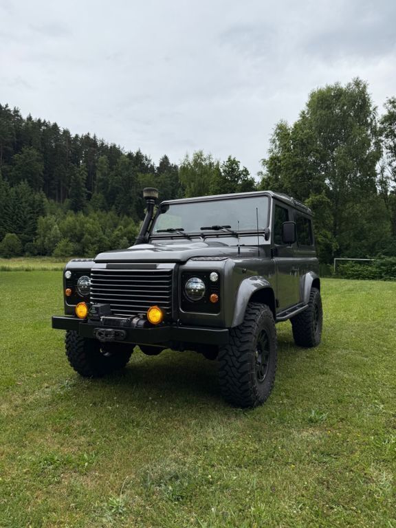 Grau Gebraucht 2009 Land Rover Defender SUV | 42.900 € (Teuer) - Bild 1/4
