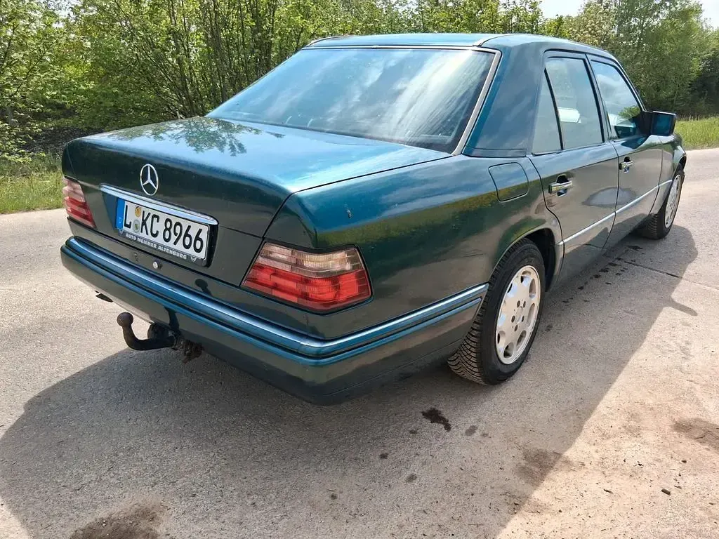 Gebraucht Mercedes 220 150 PS (110 kW) 1995 Grün Limousine