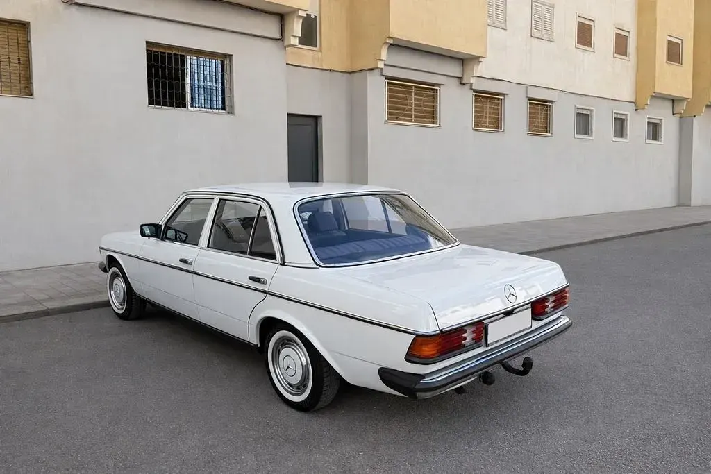 Gebraucht Mercedes 200 82 PS (60 kW) 1981 Weiß Limousine