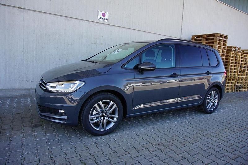 Neu VW Touran 150 PS (110 kW) 2026 Delfingrau metallic Van / Kleinbus