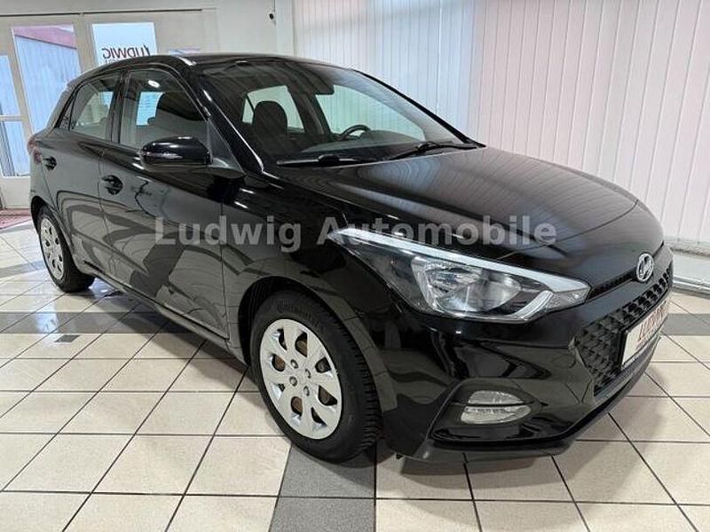 Gebraucht Hyundai i20 Passion Plus 84 PS (61 kW) 2018 Schwarz Limousine