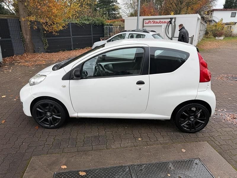Gebraucht Peugeot 107 68 PS (50 kW) 2010 Weiß Kleinwagen