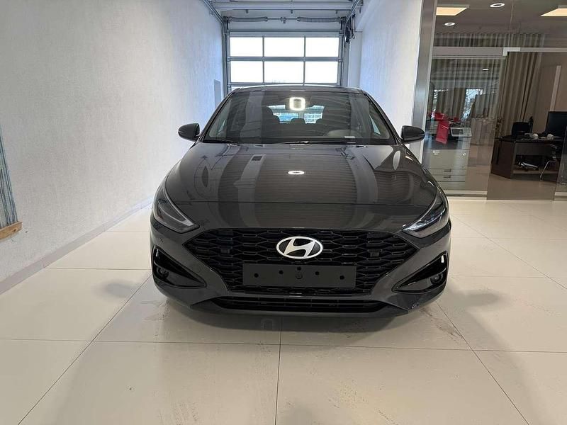 Neu Hyundai i30 GO! 97 PS (71 kW) 2025 Grau Limousine
