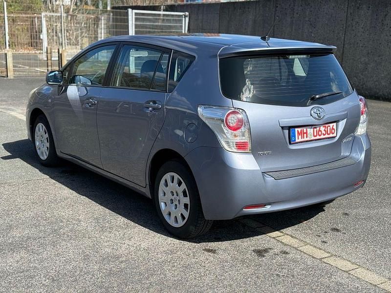 Gebraucht Toyota Verso Life 132 PS (97 kW) 2011 Blau Van / Kleinbus