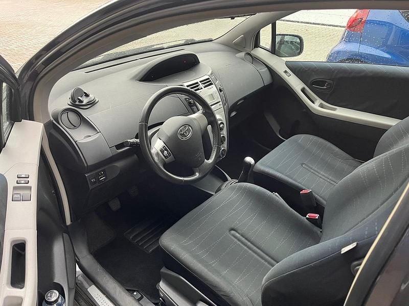 Gebraucht Toyota Yaris 69 PS (50 kW) 2008 Grau Kleinwagen