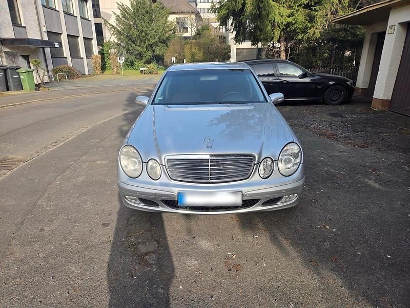 Gebraucht Mercedes E220 150 PS (110 kW) 2003 Silber Limousine