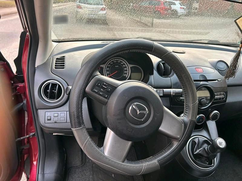 Gebraucht Mazda 2 75 PS (55 kW) 2012 Rot Kleinwagen