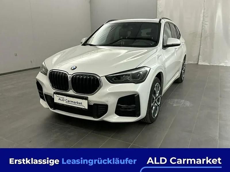 Lackierung: > mineralweiß Gebraucht 2021 BMW X1 M Sport SUV | 21.980 € (Fairer Preis) - Bild 1/4