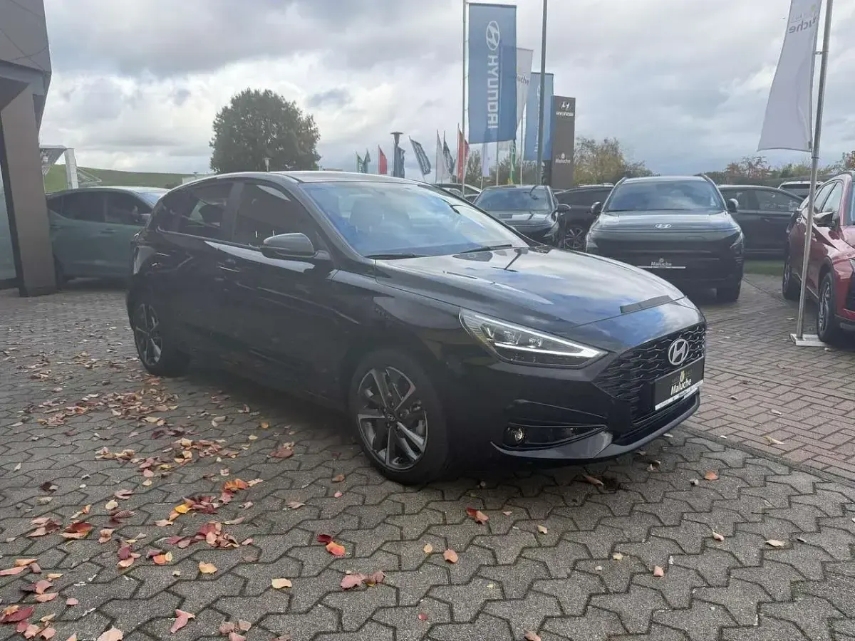 Neu Hyundai i30 Advantage 99 PS (72 kW) 2025 Schwarz Limousine