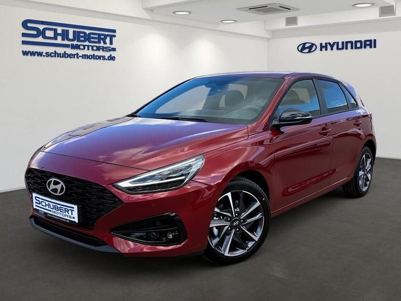 Ultimate red / met Neu 2025 Hyundai i30 Advantage Limousine | 27.590 € (Fairer Preis) - Bild 1/4