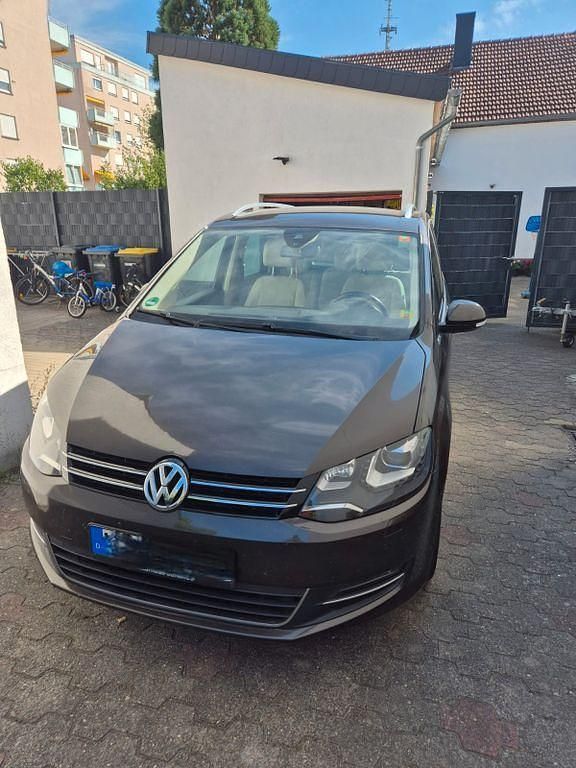 Braun Gebraucht 2013 VW Sharan Trendline Van / Kleinbus | 10.900 € (Fairer Preis) - Bild 1/4