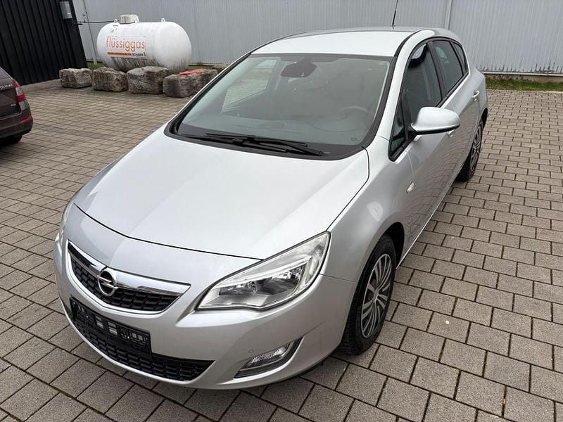 Silber Gebraucht 2010 Opel Astra Edition Limousine | 5.999 € (Fairer Preis) - Bild 1/4