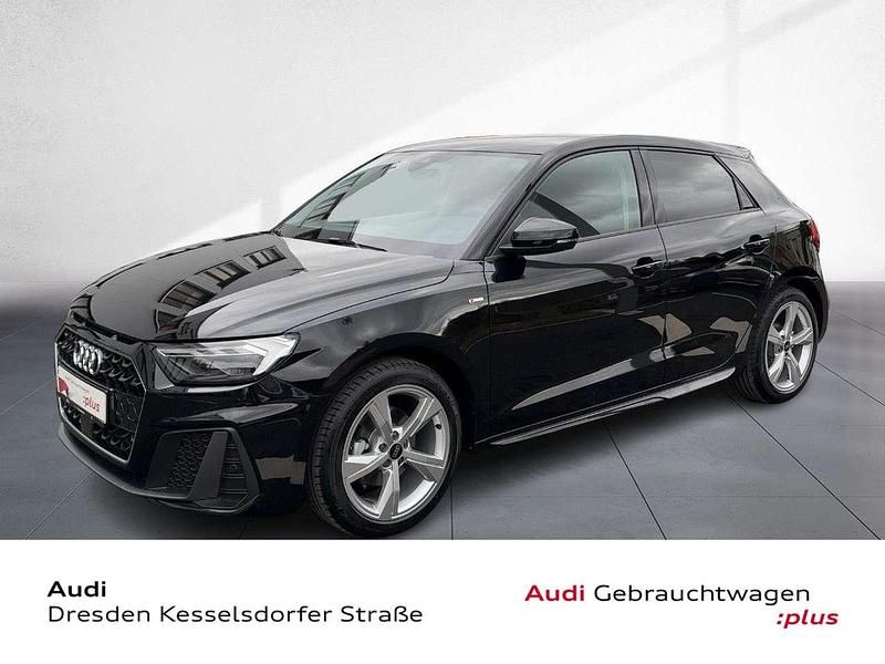 Mythosschwarz metallic Neu 2025 Audi A1 S-Line Limousine | 29.450 € - Bild 1/4