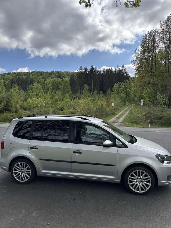 Silber Gebraucht 2011 VW Touran Comfortline Van / Kleinbus | 7.700 € (Etwas zu teuer) - Bild 1/4