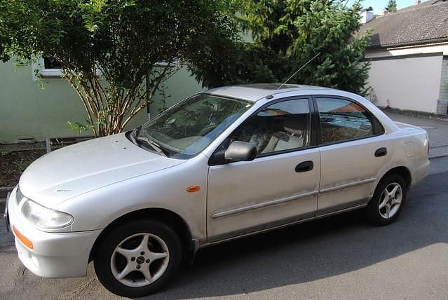 Silber Gebraucht 1996 Mazda 323S Limousine | 350 € - Bild 1/4