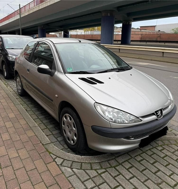 Grau Gebraucht 2004 Peugeot 206 Kleinwagen | 1.399 € (Fairer Preis) - Bild 1/4