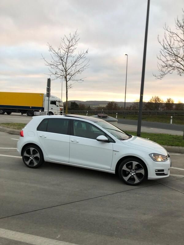 Weiß Gebraucht 2015 VW Golf VII Cup Limousine | 10.400 € (Fairer Preis) - Bild 1/4