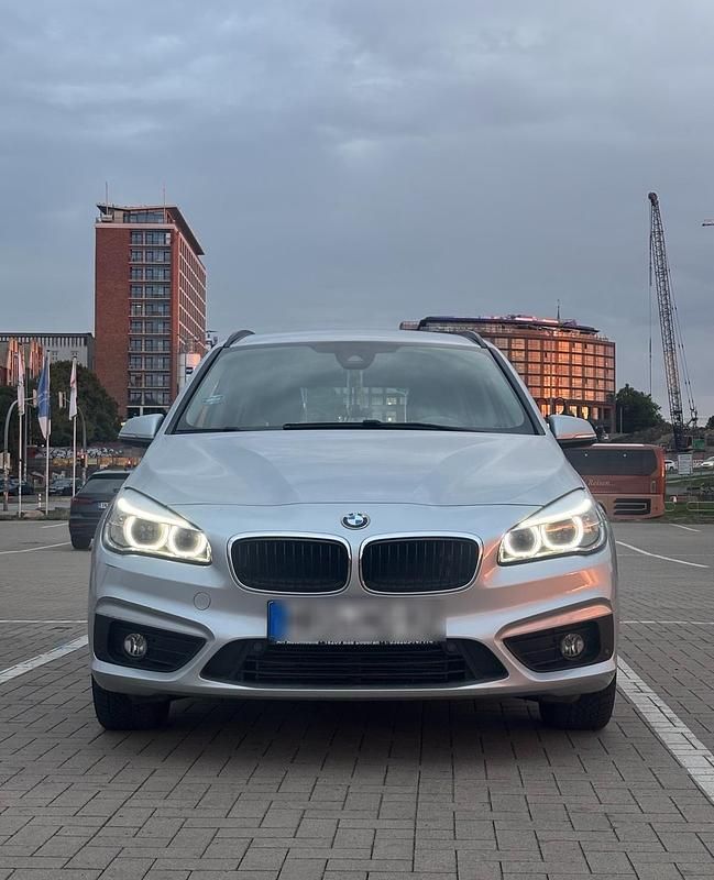Silber Gebraucht 2017 BMW 218 Van / Kleinbus | 14.200 € (Fairer Preis) - Bild 1/4