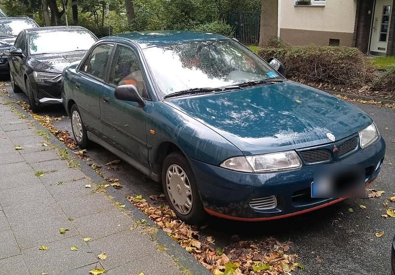 Grün Gebraucht 1998 Mitsubishi Carisma Limousine | 1.599 € - Bild 1/2