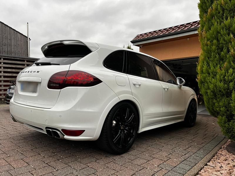 Second-hand Porsche Cayenne 245 CP (180 kW) 2012 Alb SUV
