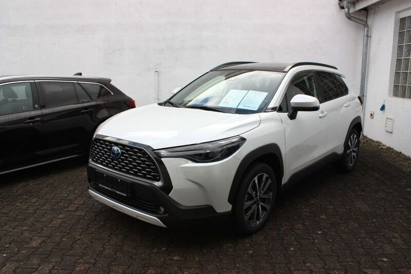 089/2ps1 platinumweiß perleffe Gebraucht 2023 Toyota Corolla Cross Premium SUV | 34.900 € (Fairer Preis) - Bild 1/4