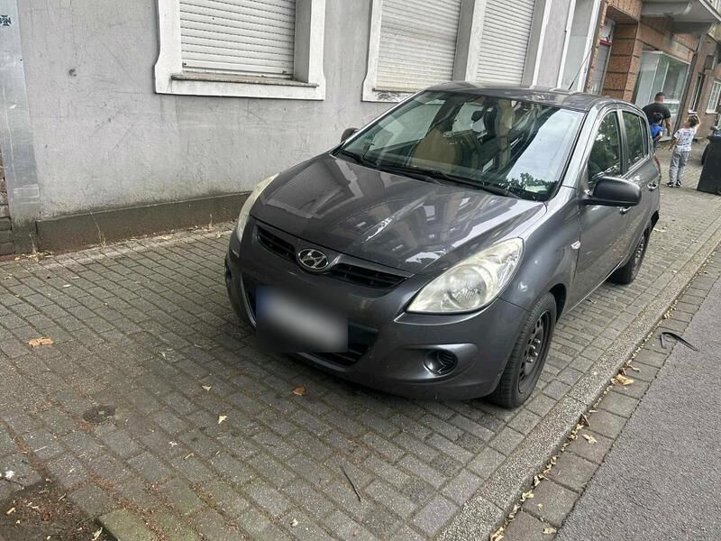 Grau Gebraucht 2013 Hyundai i20 Kleinwagen | 2.750 € - Bild 1/4