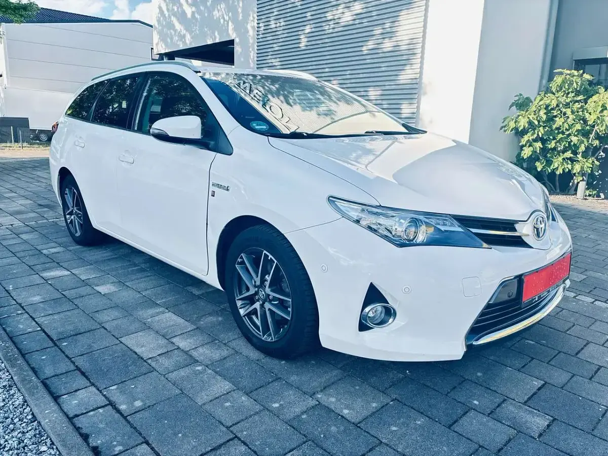 Gebraucht Toyota Auris Hybrid Edition 99 PS (72 kW) 2015 Super white 2 Kombi