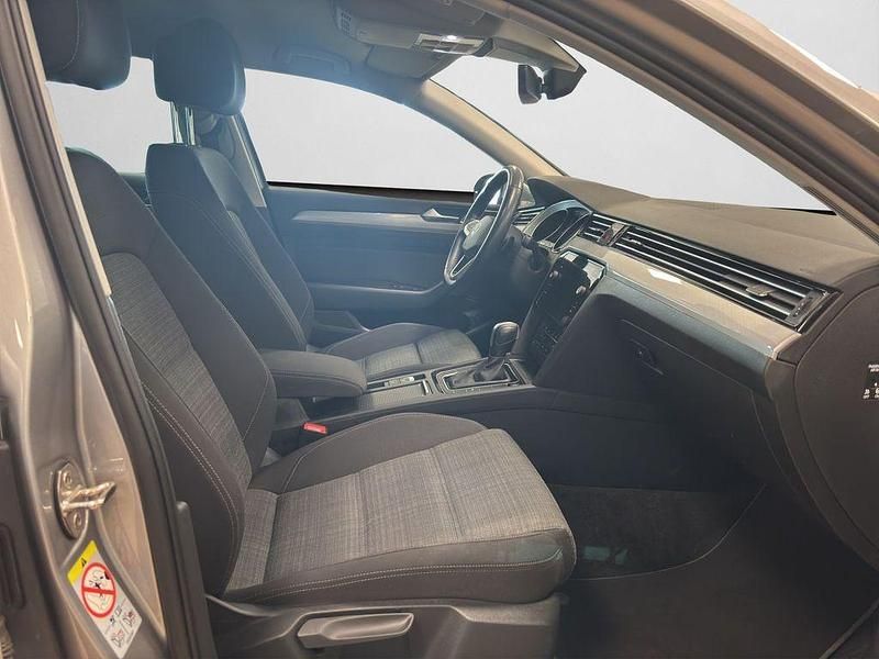 Gebraucht VW Passat Business 150 PS (110 kW) 2021 Pyritsilber metallic (metallic) Kombi