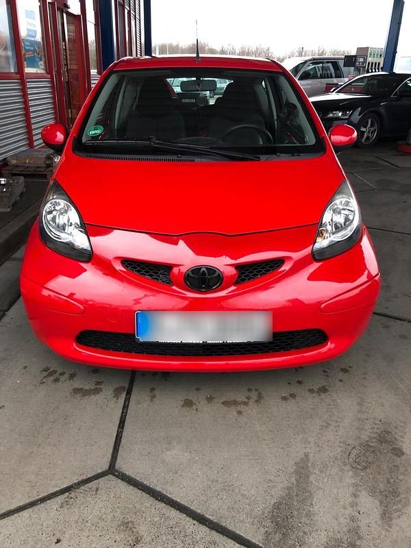 Rot Gebraucht 2007 Toyota Aygo Kleinwagen | 1.500 € (Fairer Preis) - Bild 1/4
