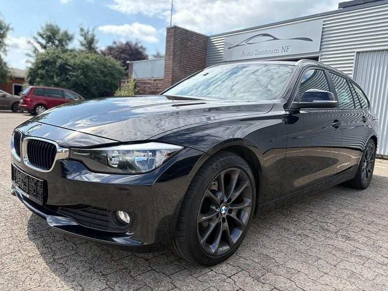 Schwarz Gebraucht 2015 BMW 318 Comfort Edition Kombi | 11.820 € (Superpreis) - Bild 1/4