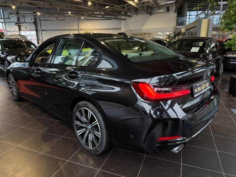 Gebraucht BMW 320 Shadowline 190 PS (139 kW) 2023 Black sapphire metallic (metallic) Limousine